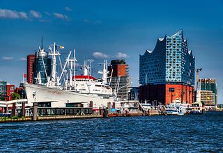 Schiff im Hamburger Hafen vor der Elbphilharmonie
